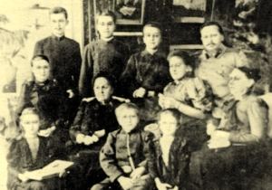 Одна из последних фотографий Сергея Ивановича Мосина (в верхнем ряду справа) в кругу семьи сделана в 1901 году в Сестрорецке. 
