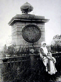 Первоначальный памятник на могиле Резанова (не сохранился)