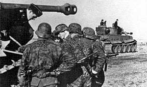 Гренадеры дивизии и команда танка Тигр I (Totenkopf) обсуждают план обороны летом 1943 года, во время Курской битвы
