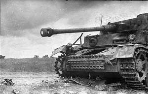 Курская дуга, июль 1943-го. На снимке — подбитый немецкий средний танк PzKpfw IV (модификации H или G).