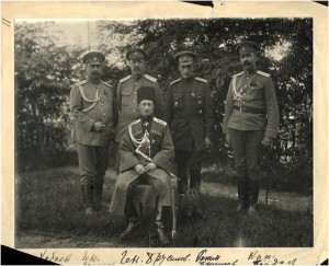 Генерал Брусилов (сидит) с сыном и офицерами штаба фронта.